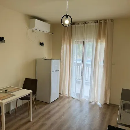 Apartment Simple And Affordable In With Available Parking Space *